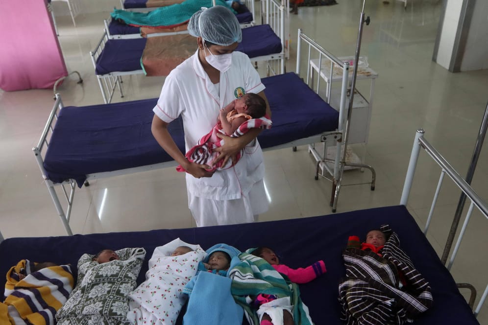Neugeborene in einem indischen Krankenhaus (Symbolbild): Eine besondere Geburt in Madhya Pradesh macht gerade Schlagzeilen.