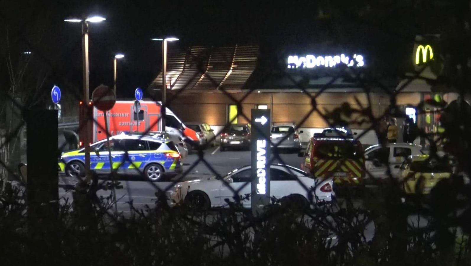 Einsatzkräfte stehen vor dem Schnellrestaurant: Die Flucht-Route der Räuber führte in Richtung Lütgendortmund. Einsatzkräfte stehen vor dem Schnellrestaurant: Die Flucht-Route der Räuber führte in Richtung Lütgendortmund.