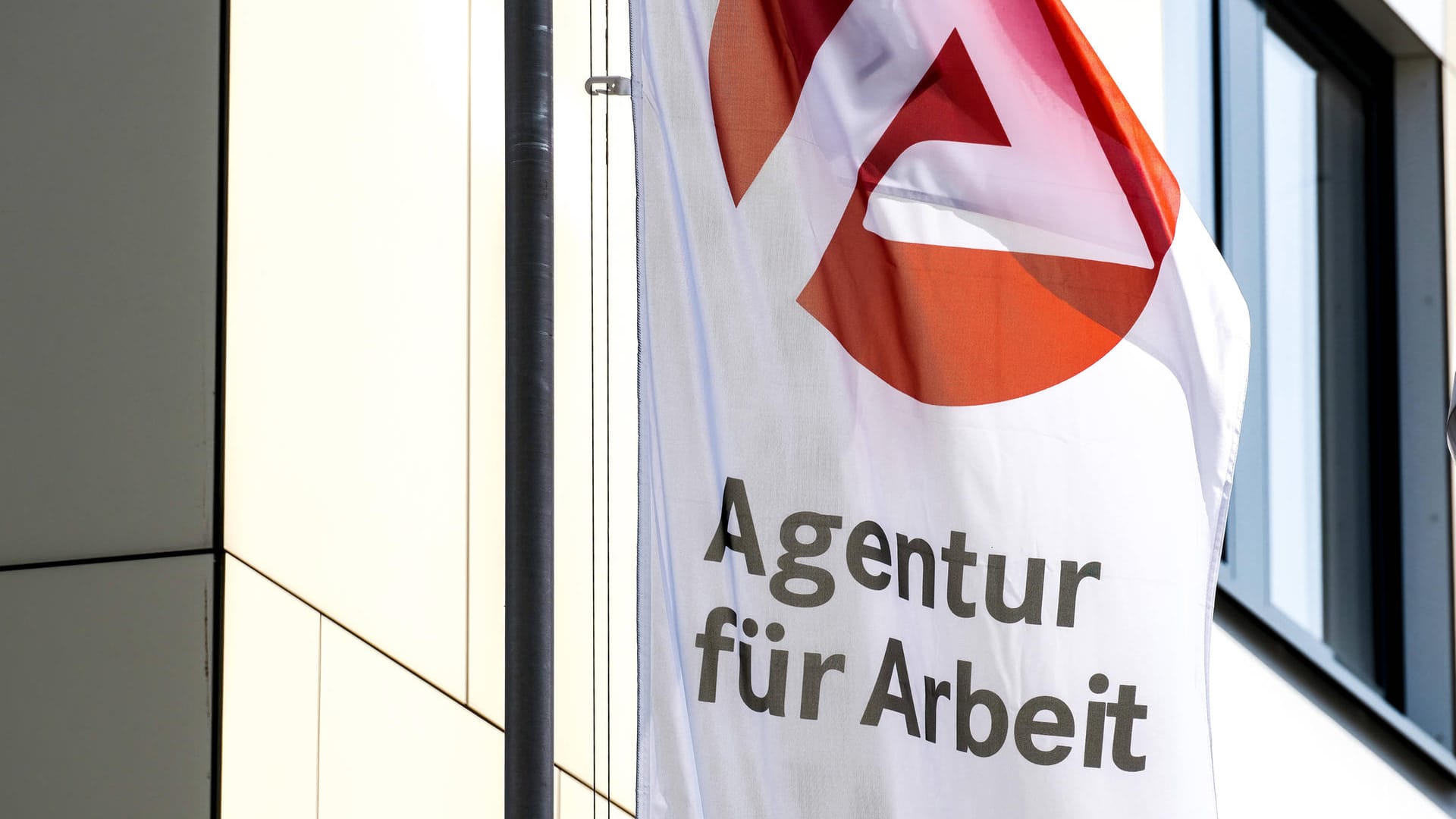 Aufschrift "Agentur für Arbeit" vor einem Arbeitsamt (Symbolbild): Die Zahl der Arbeitssuchenden ist rückläufig. Aufschrift "Agentur für Arbeit" vor einem Arbeitsamt (Symbolbild): Die Zahl der Arbeitssuchenden ist rückläufig.