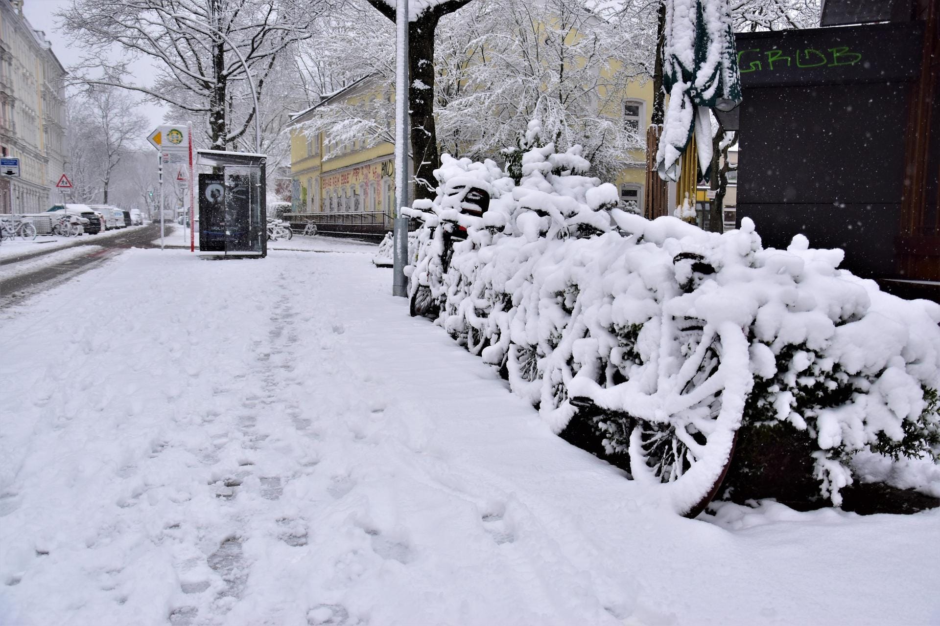 Verschneite Fahrräder am Straßenrand: In den Seitenstraßen von Ottensen war am Morgen kein Durchkommen für Zweiräder.