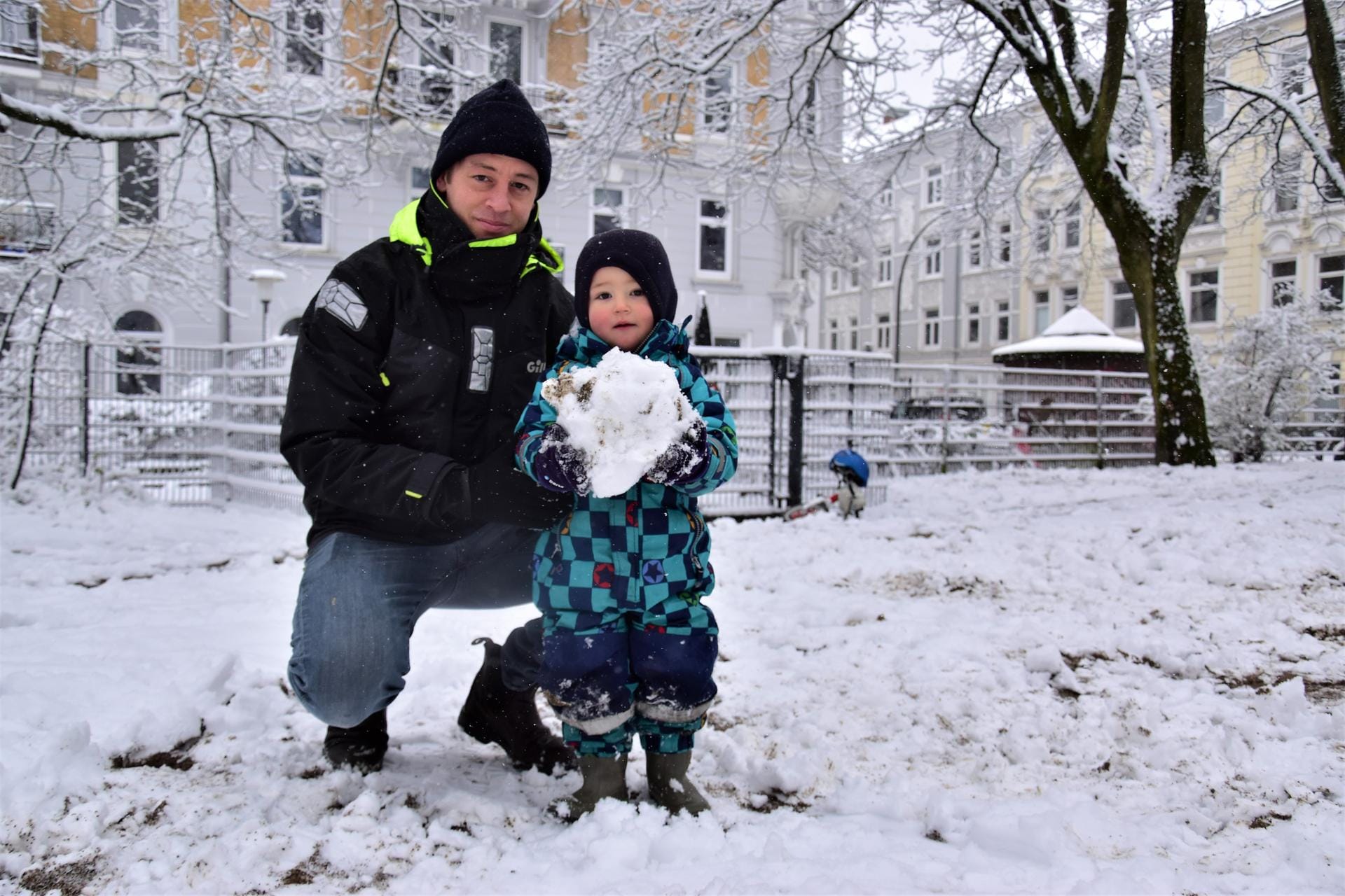 Wollte schon um 6 Uhr morgens raus in den Schnee: der zweijährige Karl mit seinem Vater Renke Frerichs.