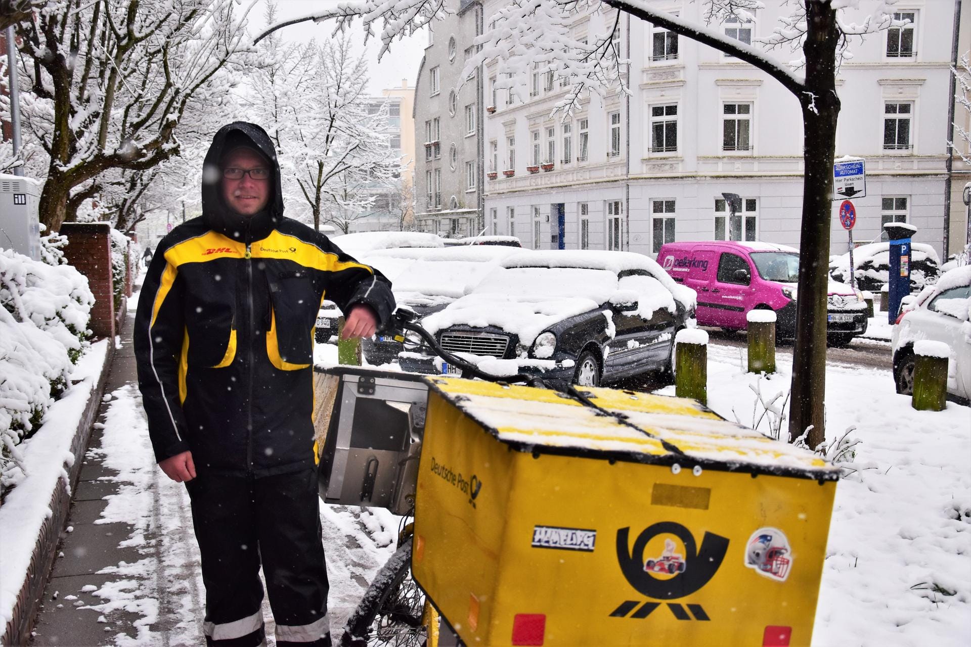 Ein Briefträger auf seiner morgendlichen Runde: Marc Motschall muss jeden Tag eine Strecke von rund sechs Kilometern zurücklegen – bei jedem Wetter.