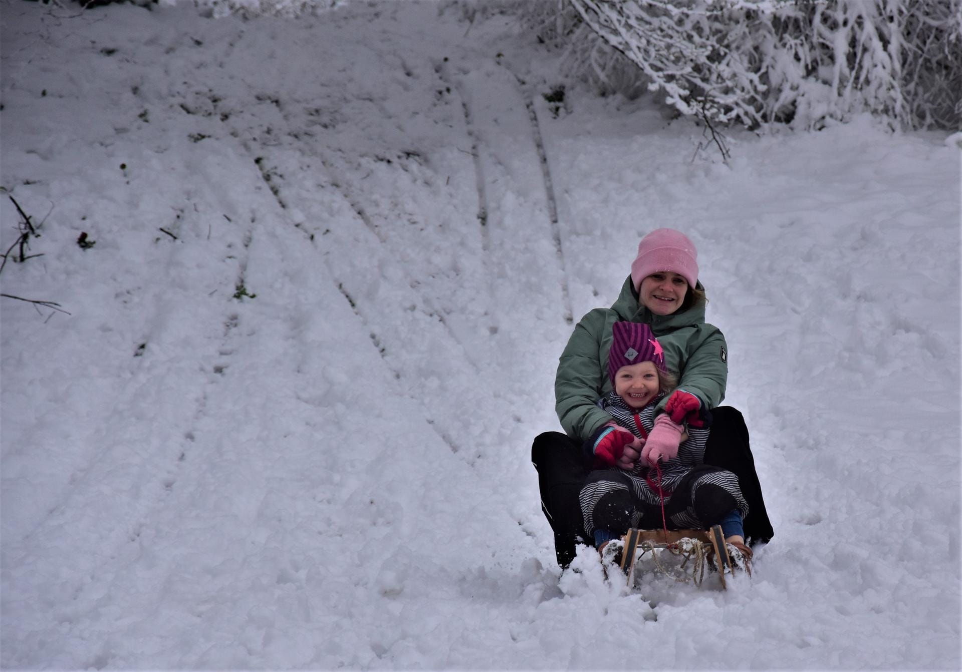 Spontaner Ausflug in den Schnee: Die vierjährige Alva und ihre Mutter Lena haben sich den Schlitten bei Nachbarn ausgeliehen.