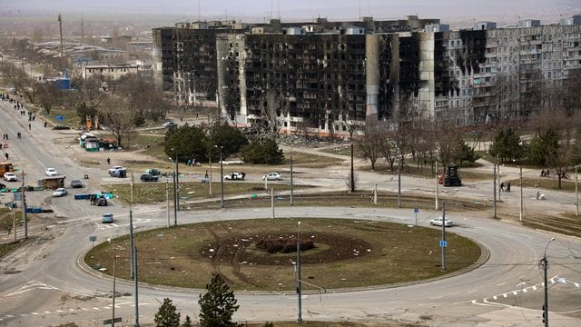 Wohnhäusern stehen nach Beschuss beschädigt am Stadtrand von Mariupol.