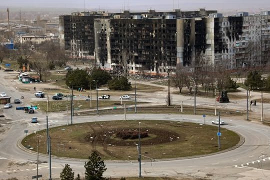 Wohnhäusern stehen nach Beschuss beschädigt am Stadtrand von Mariupol.