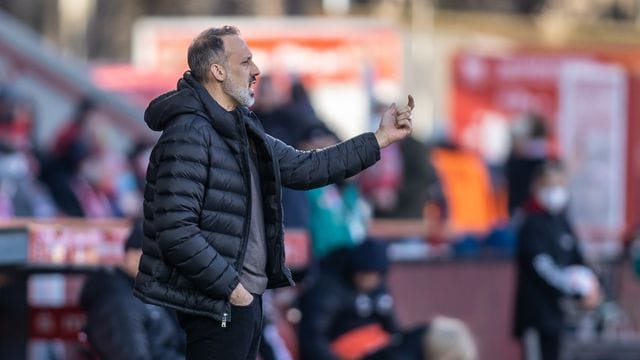 Stuttgarts Trainer Pellegrino Matarazzo steht gestikulierend am Rand des Spielfelds. Stuttgarts Trainer Pellegrino Matarazzo steht gestikulierend am Rand des Spielfelds.