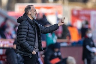 Stuttgarts Trainer Pellegrino Matarazzo steht gestikulierend am Rand des Spielfelds.