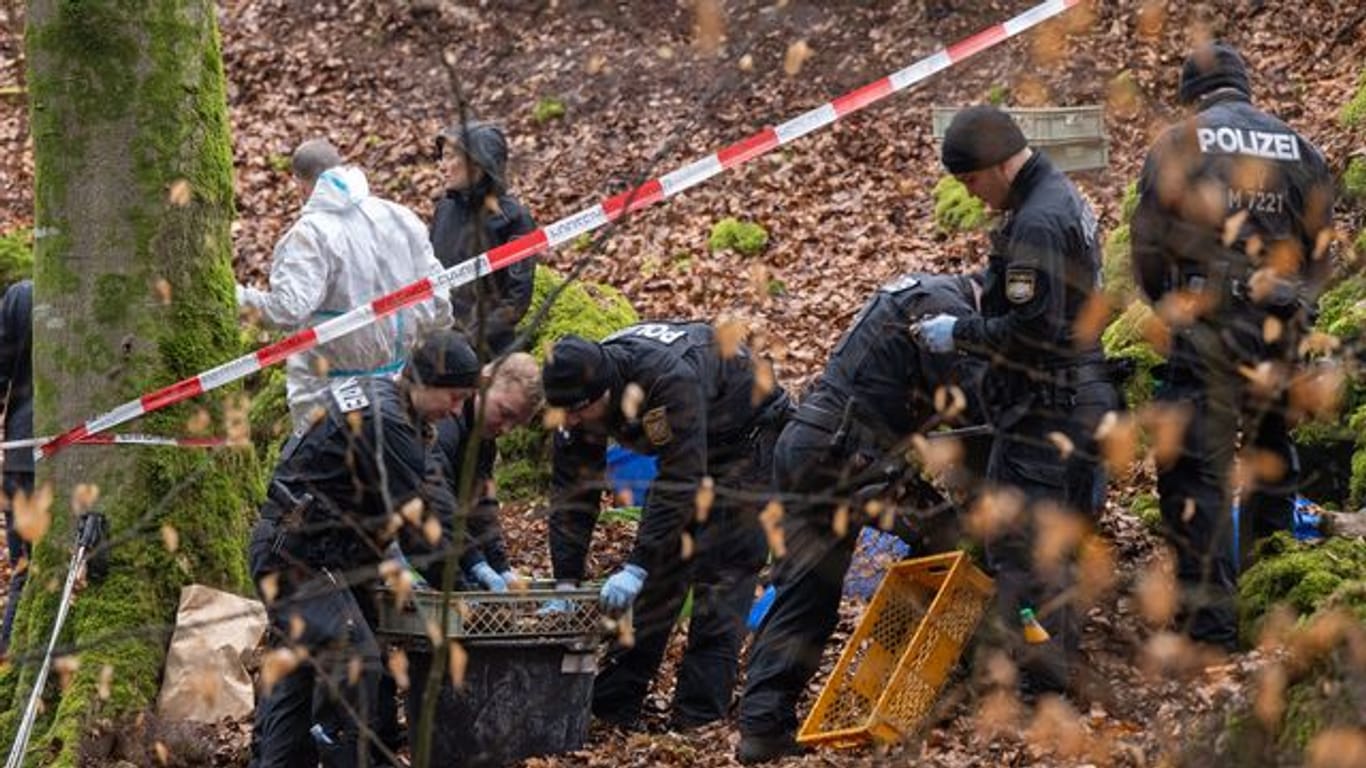 Polizisten suchen im Wald nach Überresten von Sonja Engelbrecht: Die junge Frau war 1995 aus München verschwunden.
