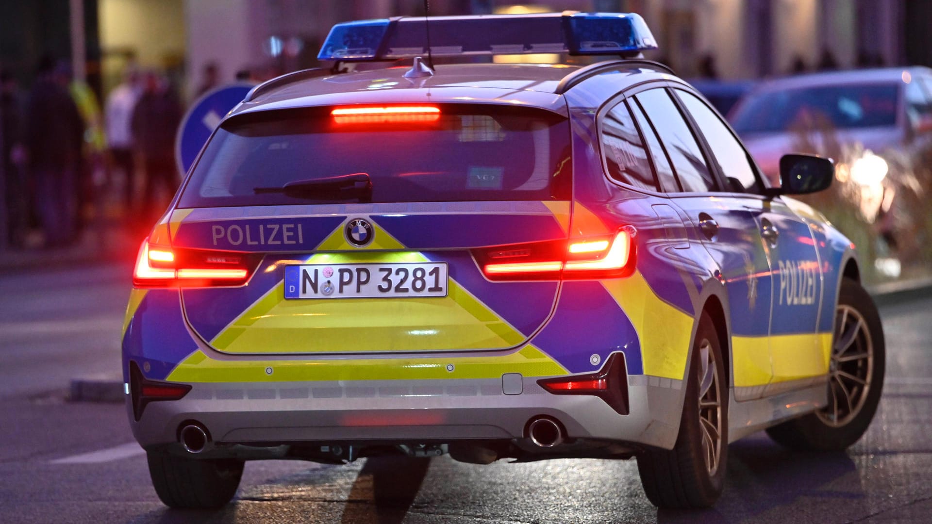Einsatzfahrzeug der Nürnberger Polizei (Symbolbild): Beamte nahmen den Angreifer in Gewahrsam. Einsatzfahrzeug der Nürnberger Polizei (Symbolbild): Beamte nahmen den Angreifer in Gewahrsam.