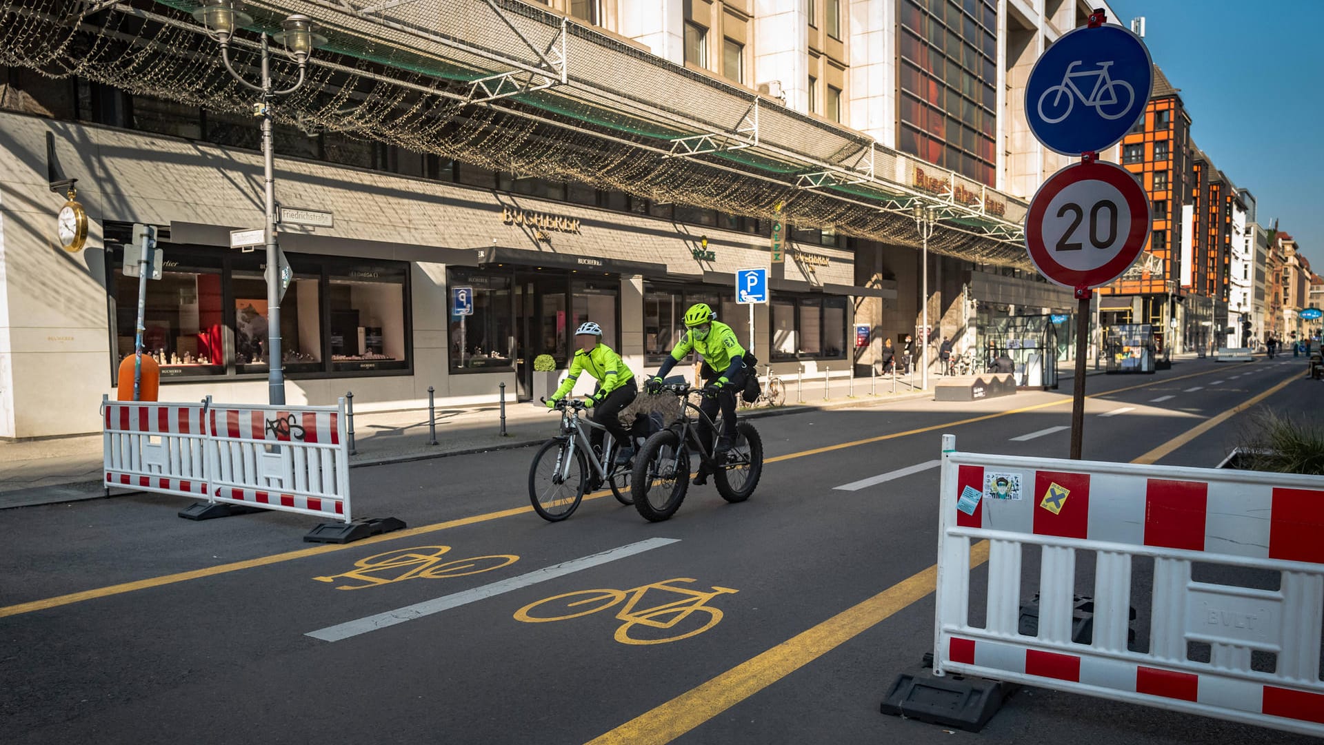 Beamte der Polizei-Fahrradstaffel auf der Friedrichstraße in Berlin (Archivbild): Für Autos ist die Flaniermeile komplett gesperrt.