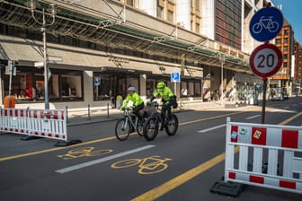 Beamte der Polizei-Fahrradstaffel auf der Friedrichstraße in Berlin (Archivbild): Für Autos ist die Flaniermeile komplett gesperrt.