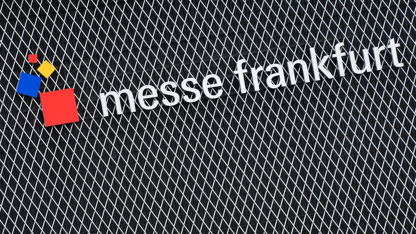 Der Schriftzug der Messe Frankfurt (Archivbild): Der Messe-Betreiber wird mit 250 Millionen Euro vom Land Hessen unterstützt.