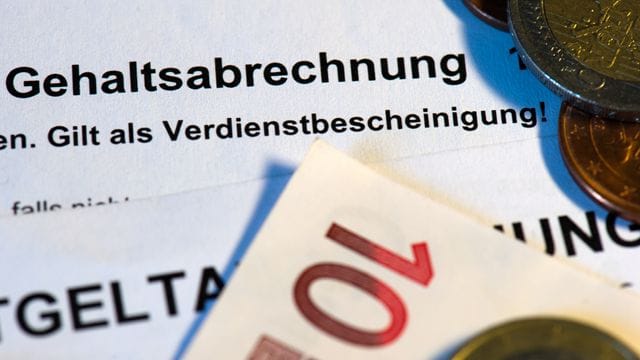 Knapp die Hälfte der Bevölkerung in Deutschland hat im vergangenen Jahr ihren Lebensunterhalt durch ihre eigene Erwerbstätigkeit finanziert. Knapp die Hälfte der Bevölkerung in Deutschland hat im vergangenen Jahr ihren Lebensunterhalt durch ihre eigene Erwerbstätigkeit finanziert.