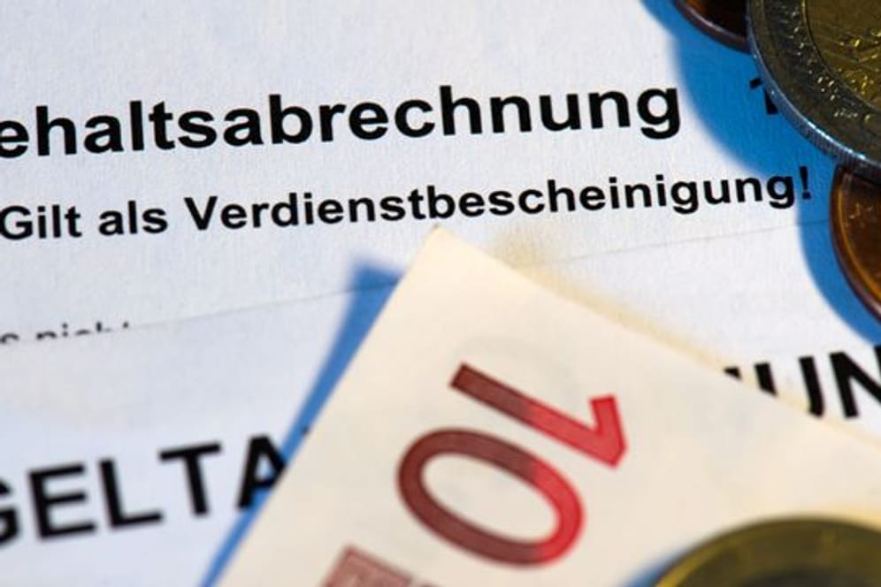 Knapp die Hälfte der Bevölkerung in Deutschland hat im vergangenen Jahr ihren Lebensunterhalt durch ihre eigene Erwerbstätigkeit finanziert.