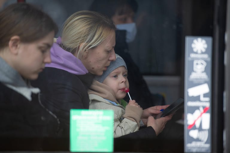 27. März: Angesichts der vielen Geflüchteten fordern Polen und Deutschland von der EU-Kommission mehr Unterstützung. Im Bild: Geflüchtete Ukrainerinnen mit Kind in Warschau.