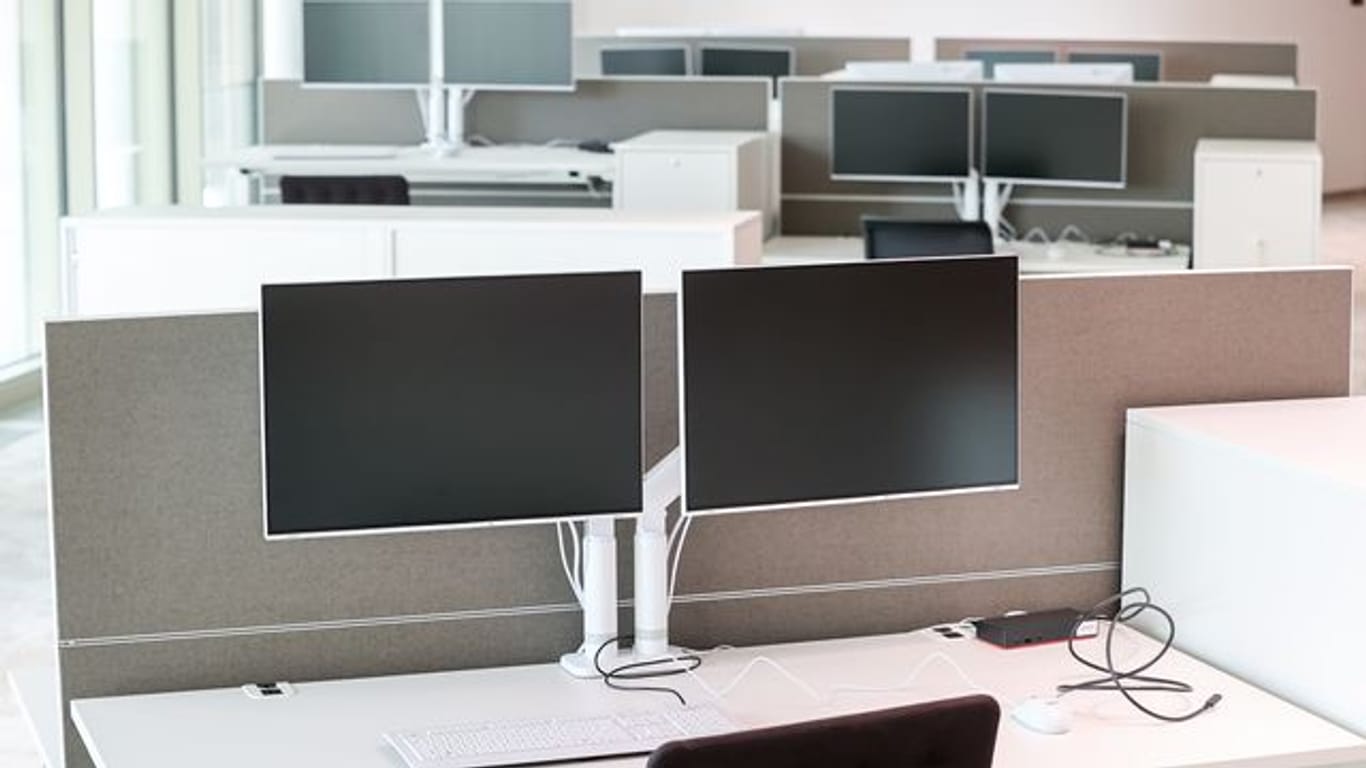 Zu neuen hybriden Arbeitsmodellen gehört oft auch Desksharing: Persönliche Schreibtische gibt es im Büro dann nicht mehr.