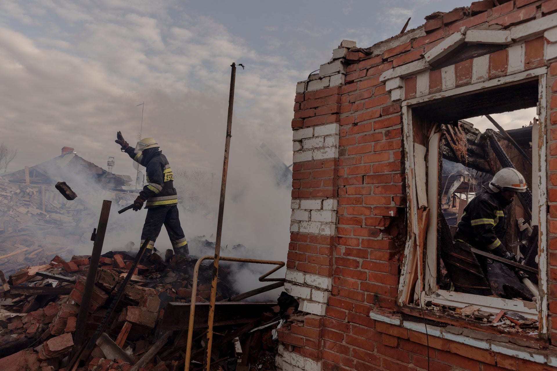 28. März: Die Kämpfe gehen weiter - alleine in Charkiw wurden laut Ukraine insgesamt fast 1180 mehrgeschossige Wohnhäuser zerstört. Deutschland will sich mit einem Raketenschutzschild absichern. Im Bild: Zerstörung in Charkiw.
