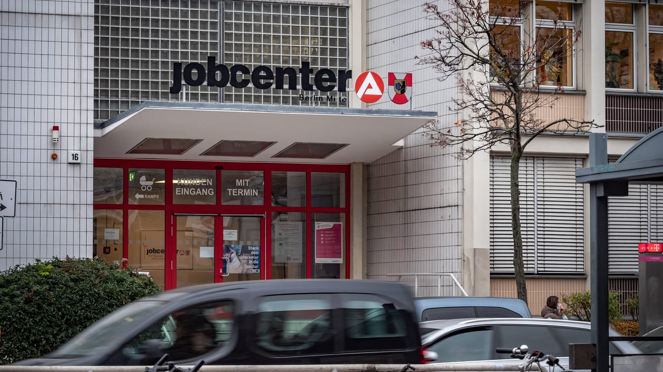 Die Agentur für Arbeit in der Müllerstraße im Berliner Stadtteil Wedding (Archivbild): Die Arbeitslosenquote in Berlin und Brandenburg ist deutlich gesunken.