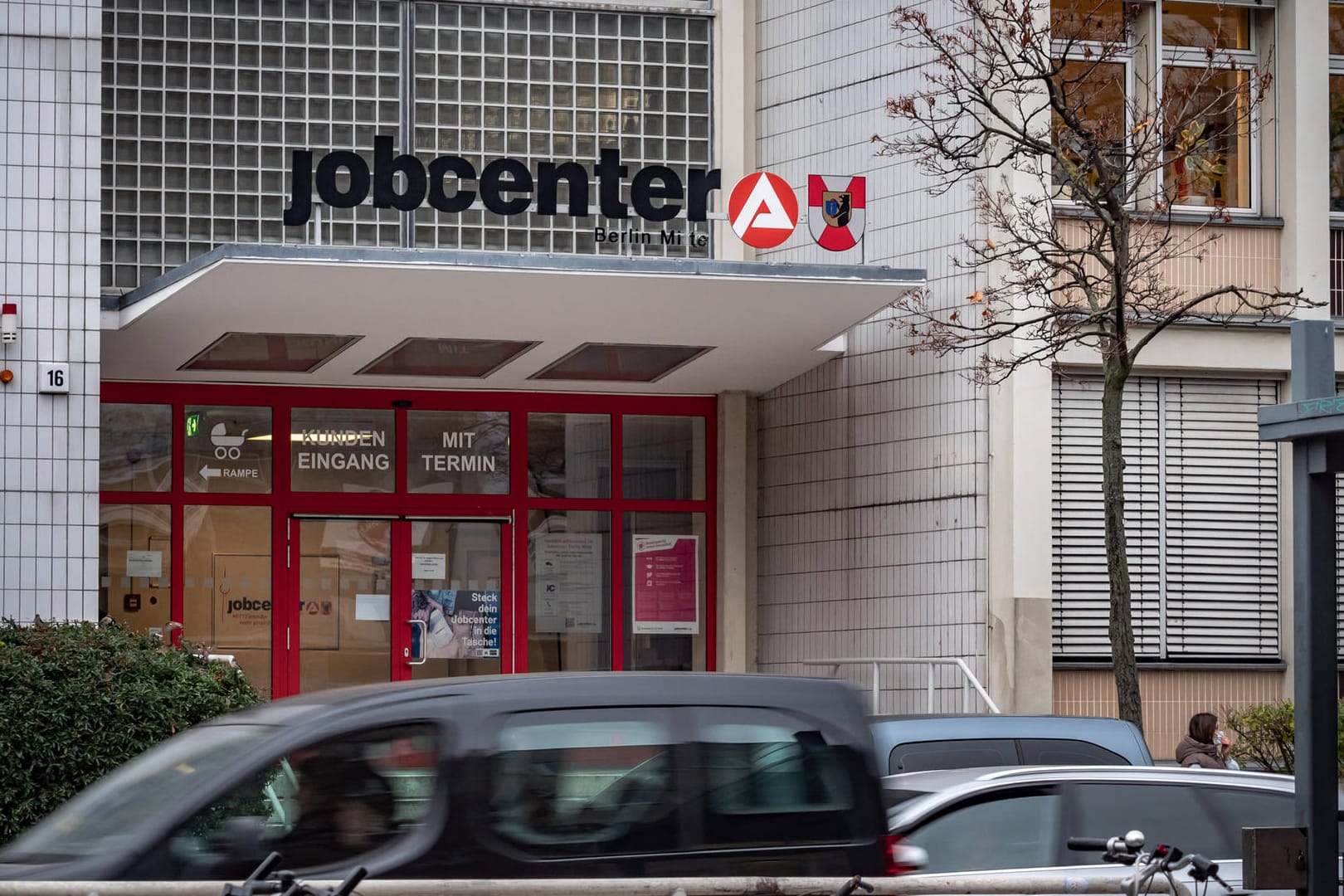 Die Agentur für Arbeit in der Müllerstraße im Berliner Stadtteil Wedding (Archivbild): Die Arbeitslosenquote in Berlin und Brandenburg ist deutlich gesunken.