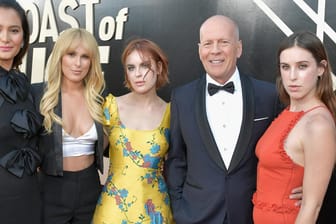 Bruce Willis und die Frauen: Emma Heming, Rumer Willis, Tallulah Willis und Scout Willis sind hier zusammen auf dem roten Teppich zu sehen.