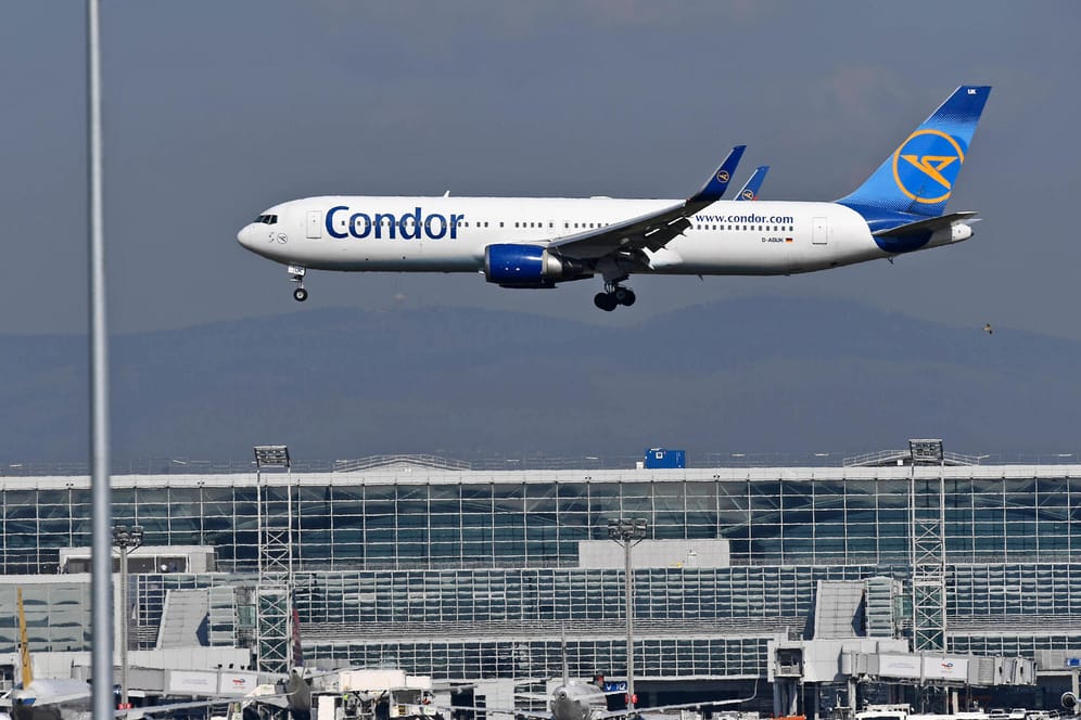 Ein Flugzeug der Condor im Landeanflug (Archivbild): Der Flughafenbetreiber Fraport rechnet mit viel Trubel in den Osterferien.