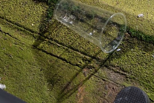 Der Becher wurde von der Stadionsicherheit als mögliches Beweismittel sichergestellt.