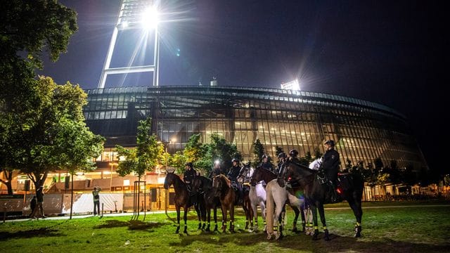 Die berittene Polizei steht mit ihren Pferden vor dem Weserstadion (Archivbild): Bremen ist das einzige Bundesland, das Kosten für Polizei bei Risikospielen an die DFL weitergibt. Die berittene Polizei steht mit ihren Pferden vor dem Weserstadion (Archivbild): Bremen ist das einzige Bundesland, das Kosten für Polizei bei Risikospielen an die DFL weitergibt.