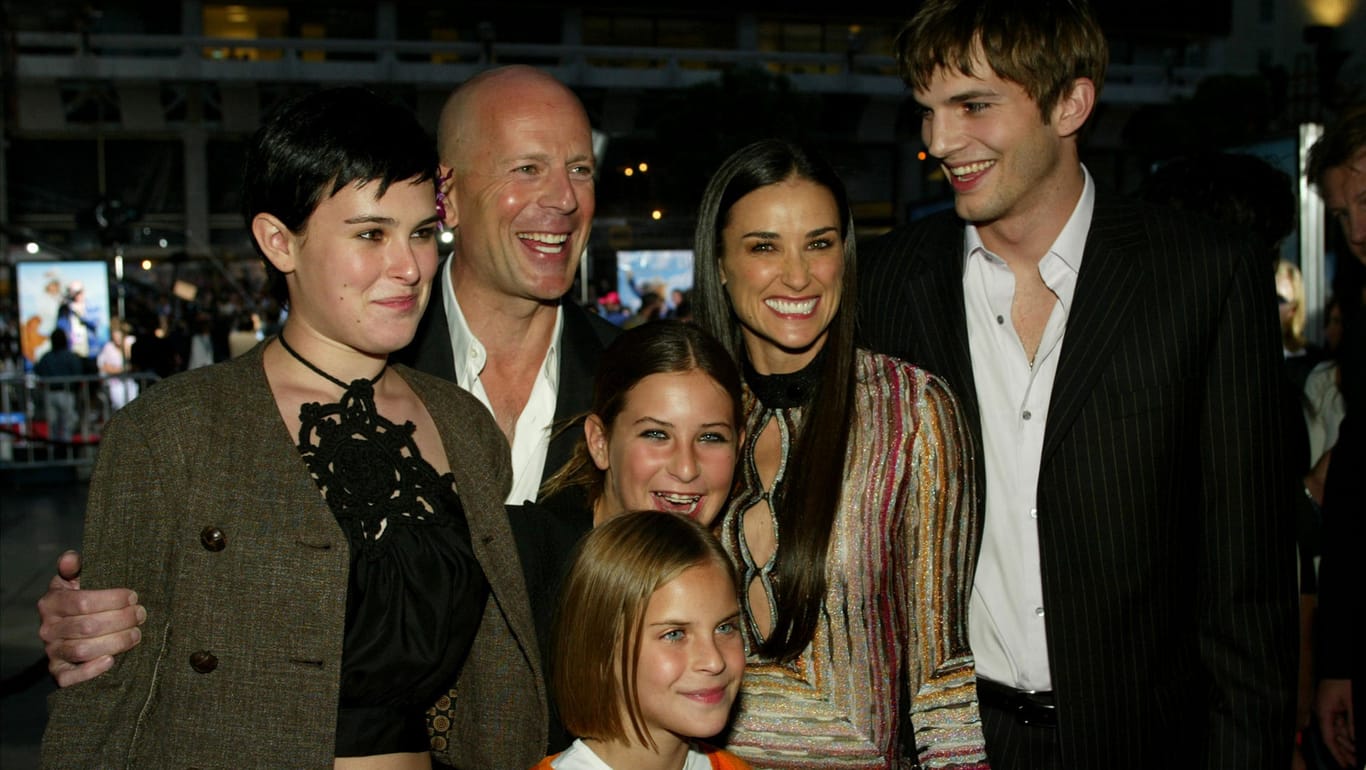 Im Jahr 2003: Bruce Willis, Demi Moore, ihr damaliger Partner Ashton Kutcher und die Töchter Rumour, Scout und Tallulah.