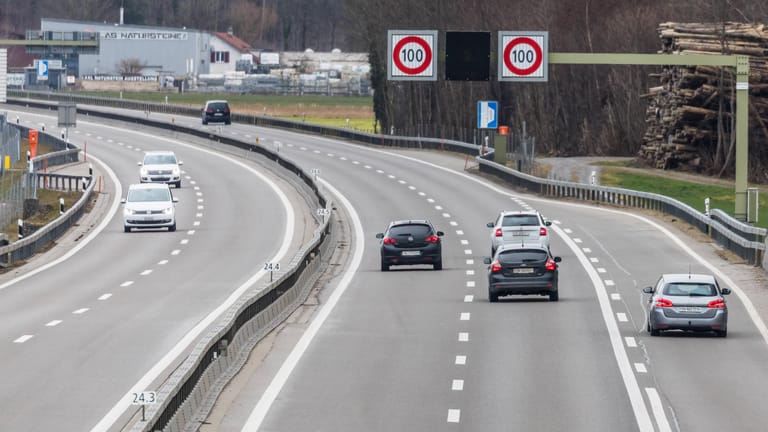 Autobahn in der Schweiz: Dort gilt ein allgemeines Tempolimit von 120 km/h, an manchen Stellen auch 100 km/h.