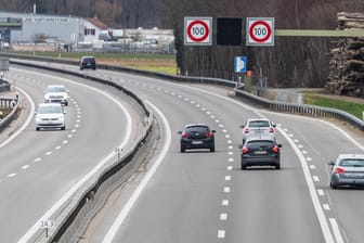 Autobahn in der Schweiz: Dort gilt ein allgemeines Tempolimit von 120 km/h, an manchen Stellen auch 100 km/h.