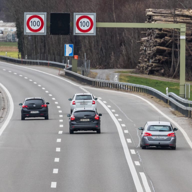 Autobahn in der Schweiz: Dort gilt ein allgemeines Tempolimit von 120 km/h, an manchen Stellen auch 100 km/h.