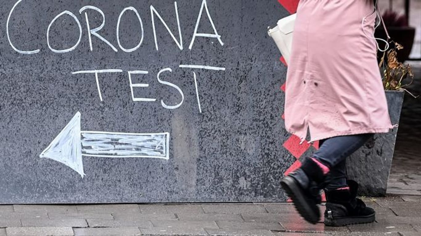 Mit falschen Zahlen und Betrug mit ihren Corona-Teststationen soll eine Betrügerbande mehrere Millionen Euro vom Staat erschwindelt haben.