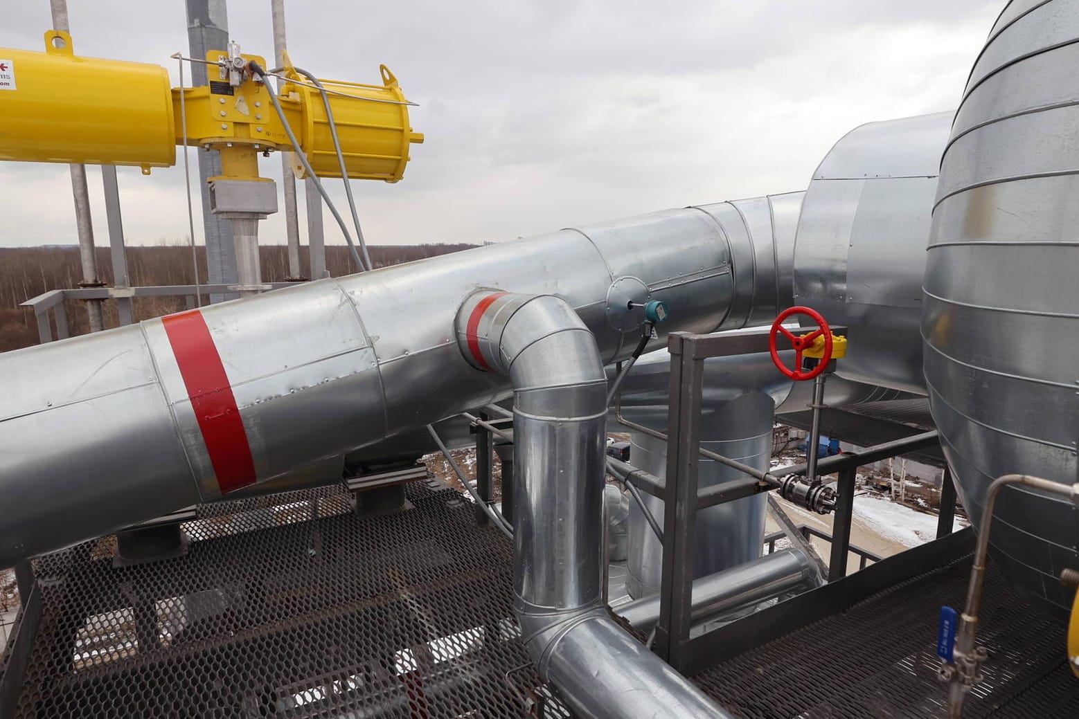 LNG-Gasteststation in St. Petersburg (Symbolbild): Der Kreml stellt das Bezahlsystem um, damit Deutschland weiter Gas in Euro kaufen kann. LNG-Gasteststation in St. Petersburg (Symbolbild): Der Kreml stellt das Bezahlsystem um, damit Deutschland weiter Gas in Euro kaufen kann.