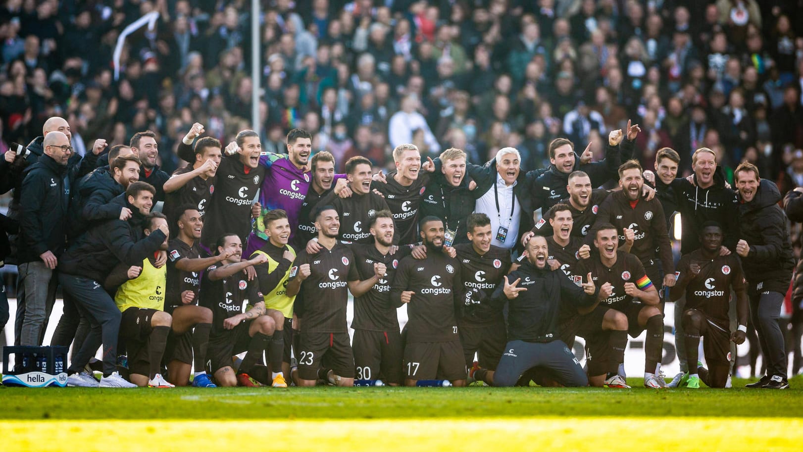 Das Team das FC St. Pauli posiert vor den eigenen Fans (Archivbild): Das Hinspiel im Oktober 2021 gewannen die Hamburger 4:0 gegen den FC Hansa Rostock. Das Team das FC St. Pauli posiert vor den eigenen Fans (Archivbild): Das Hinspiel im Oktober 2021 gewannen die Hamburger 4:0 gegen den FC Hansa Rostock.