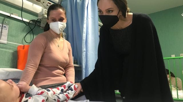 Angelina Jolie besucht ein ukrainisches Kind im Vatikan-Kinderkrankenhaus.