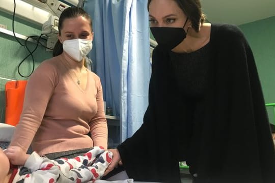 Angelina Jolie besucht ein ukrainisches Kind im Vatikan-Kinderkrankenhaus.