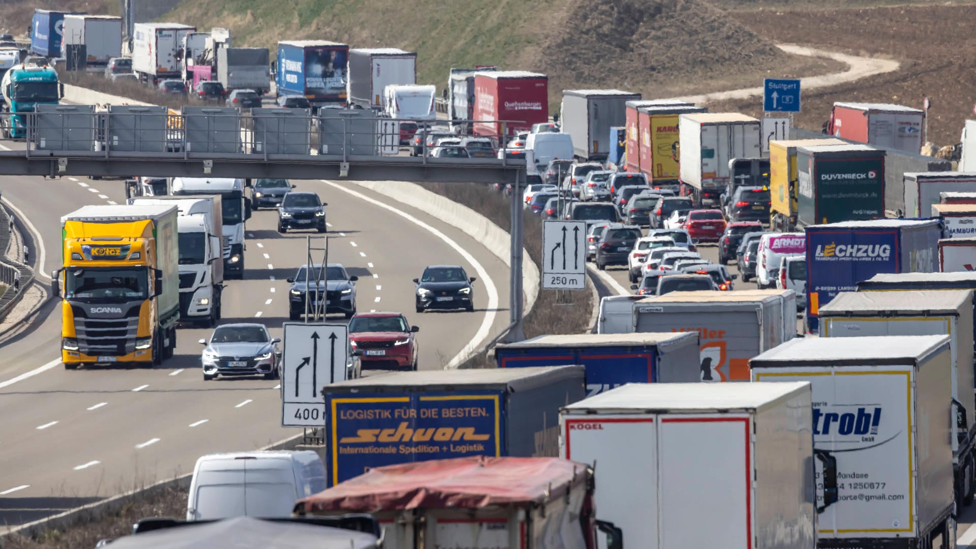 Stau auf den Autobahnen: Der ADAC prognostiziert Verzögerungen zum ersten Aprilwochenende.