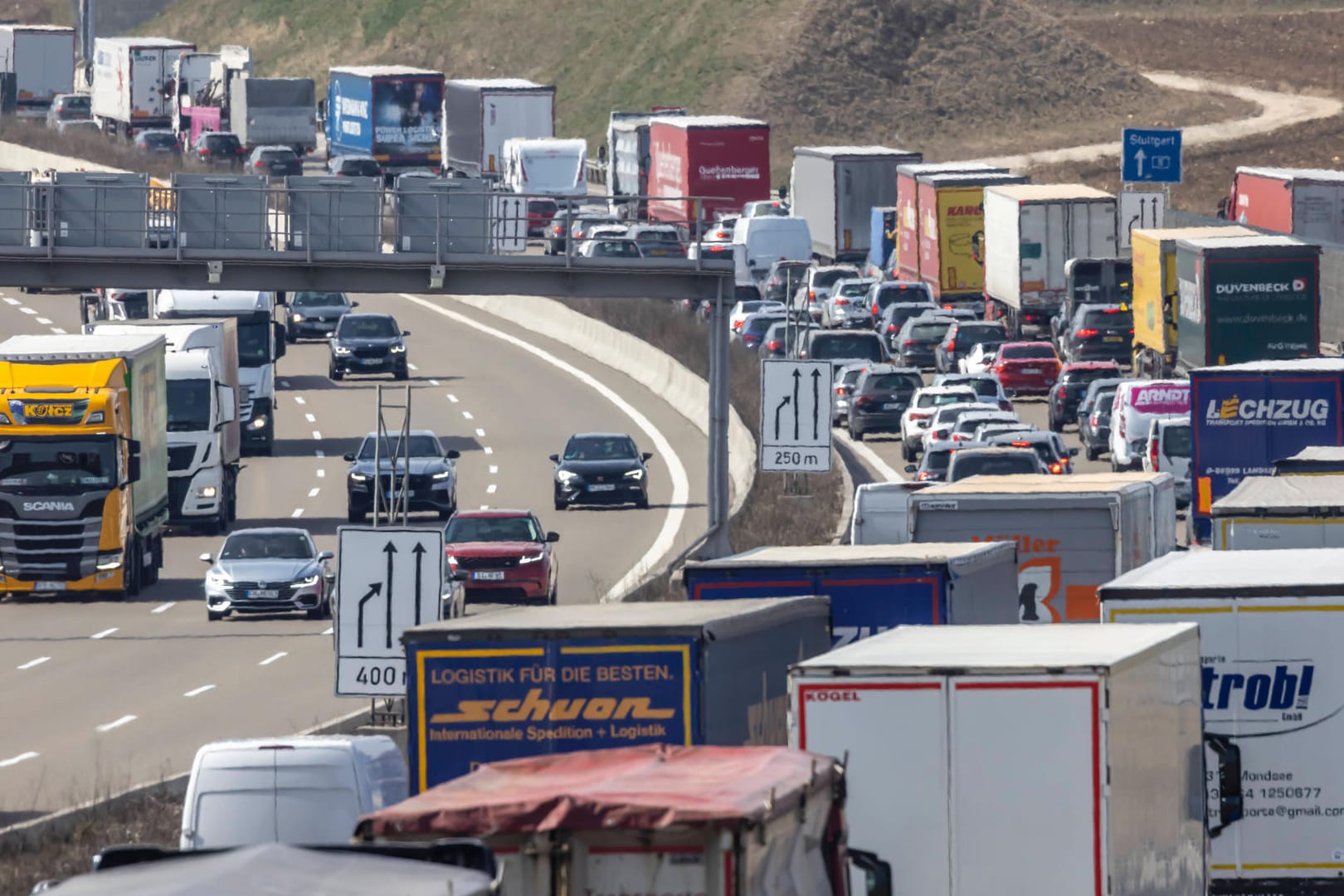 Stau auf den Autobahnen: Der ADAC prognostiziert Verzögerungen zum ersten Aprilwochenende.