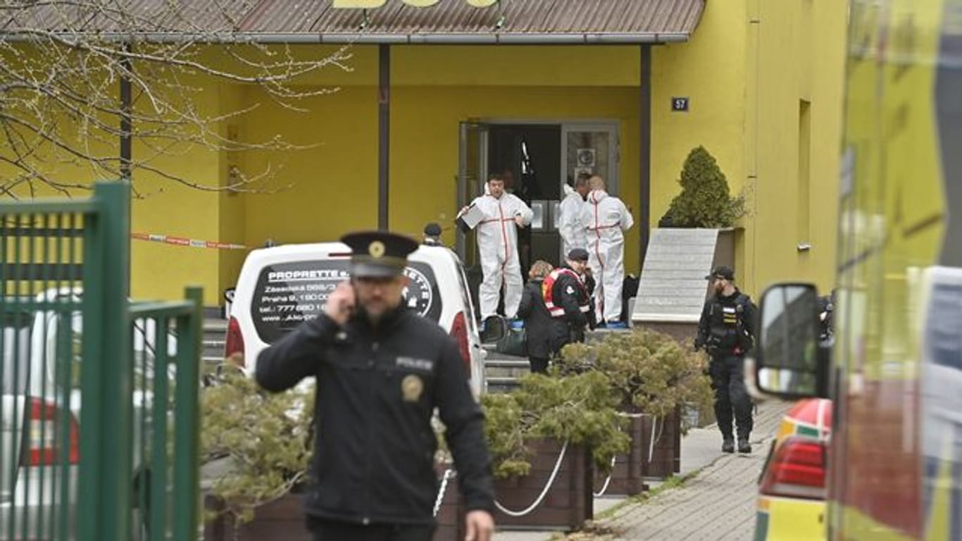 Polizisten ermitteln vor dem Gebäude der Berufsschule in Prag nach der Messerattacke.