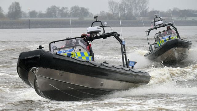 Mitarbeiter der Wasserschutzpolizei fahren mit ihren Booten auf der Weser (Archivbild): Für einen Frachter endete die Fahrt in Brake.