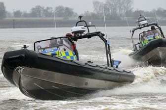 Mitarbeiter der Wasserschutzpolizei fahren mit ihren Booten auf der Weser (Archivbild): Für einen Frachter endete die Fahrt in Brake.