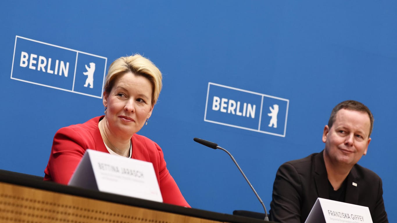 Die Regierende Bürgermeisterin von Berlin Franziska Giffey (l) und Kultursenator Klaus Lederer (Archivbild): Giffey sieht keine Möglichkeit, Berlin zum Hotspot zu erklären, während Stellvertreter Lederer das Bundesgesetz kritisiert.