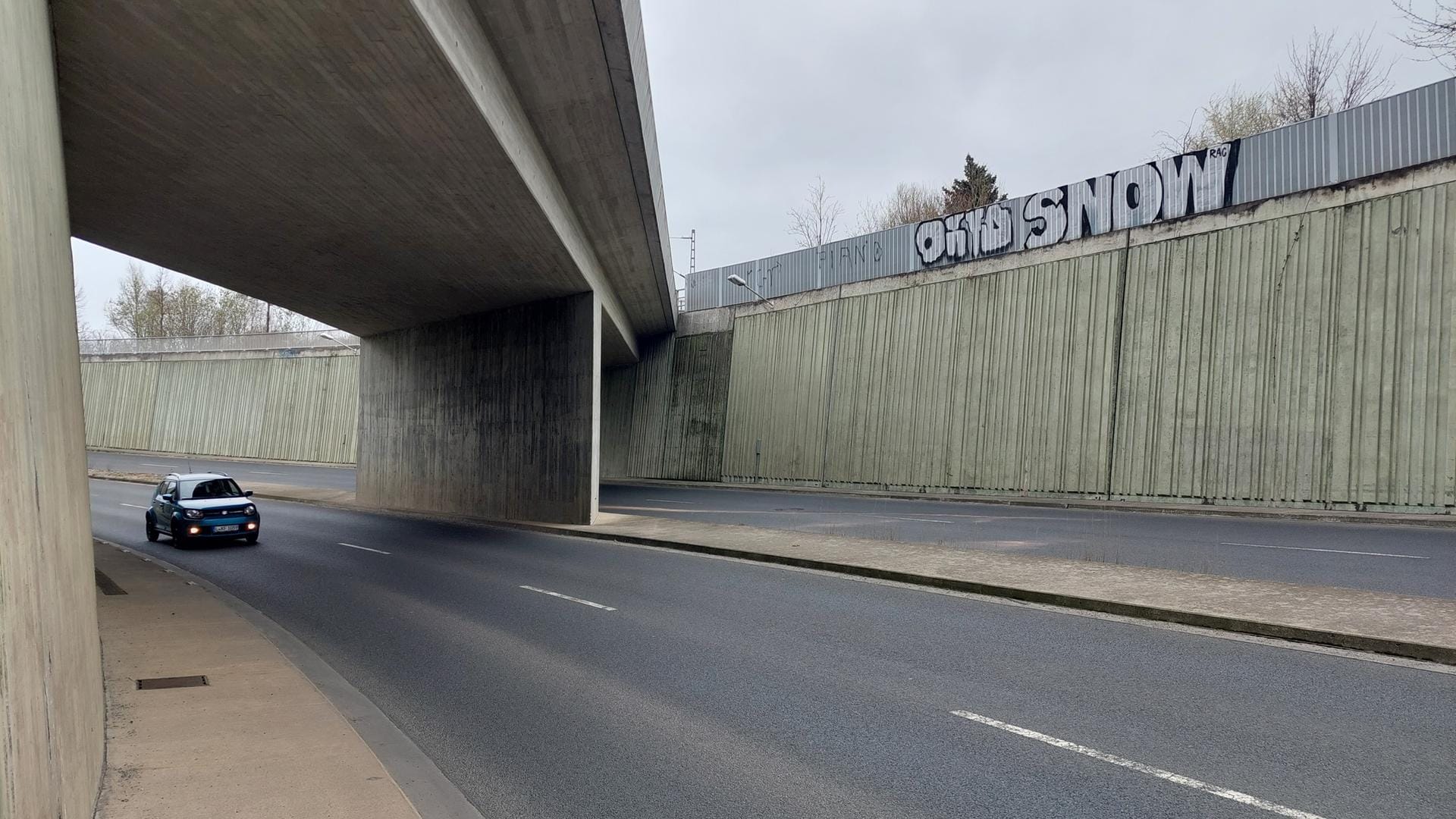 Der Fahrer kollidierte mit dieser Wand einer Unterführung: Er erlag seinen schweren Verletzungen.