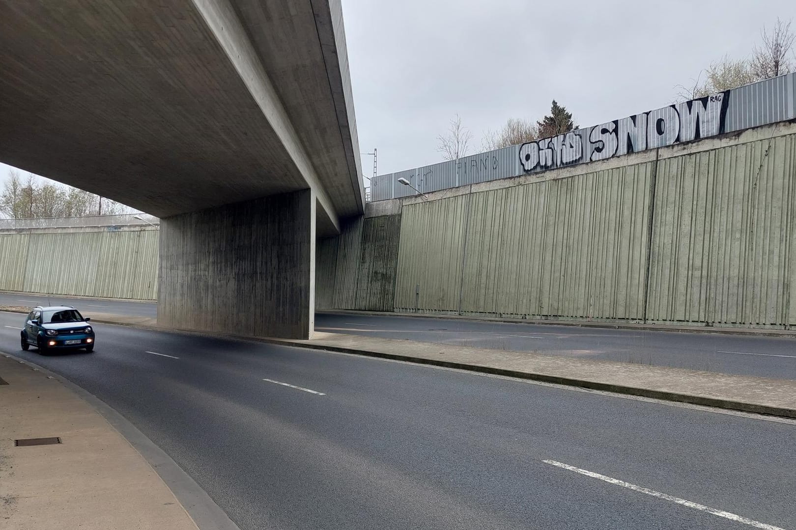 Der Fahrer kollidierte mit dieser Wand einer Unterführung: Er erlag seinen schweren Verletzungen.