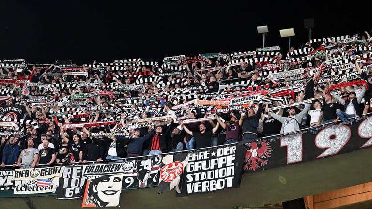 Fans der Eintracht beim Spiel in Sevilla (Archivbild): Bis zu 250.000 Karten hätte die Eintracht für das Spiel gegen Barcelona verkaufen können.