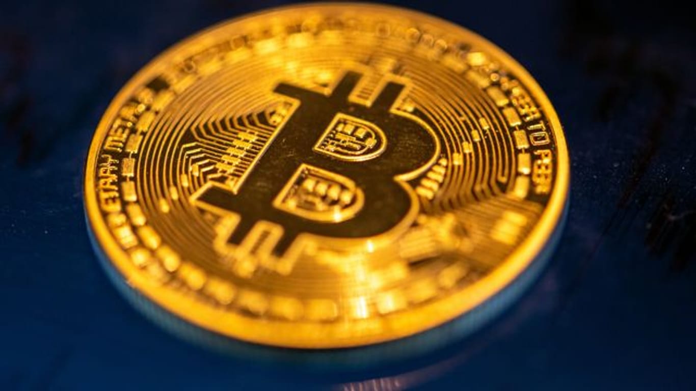 Eine Münze der Digitalwährung Bitcoin.