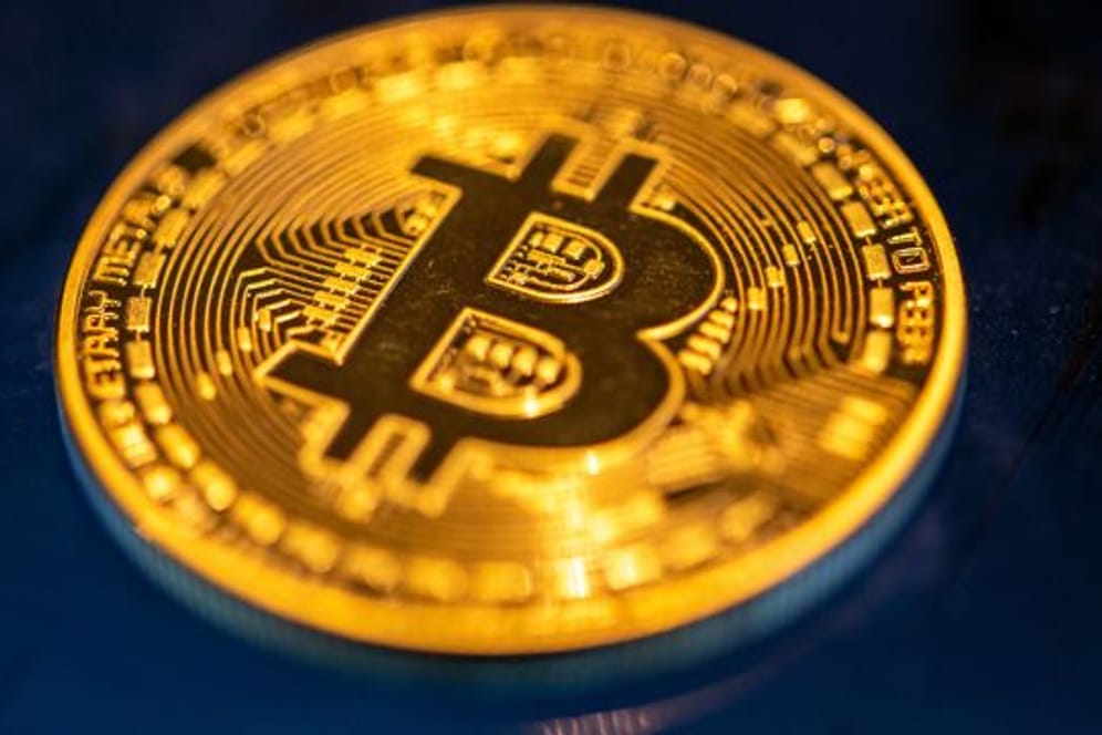 Eine Münze der Digitalwährung Bitcoin.
