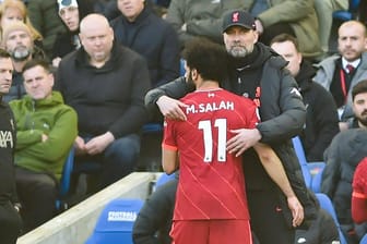 Liverpool-Trainer Jürgen Klopp umarmt Stürmerstar Mohamed Salah bei dessen Auswechslung. Künftig dürfen er und alle anderen Premier-League-Trainer fünfmal pro Spiel wechseln.