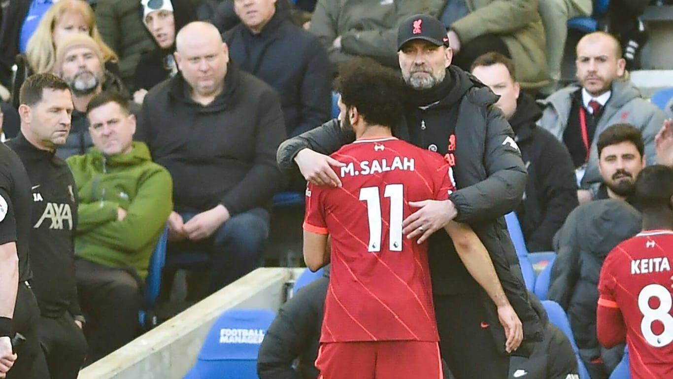 Liverpool-Trainer Jürgen Klopp umarmt Stürmerstar Mohamed Salah bei dessen Auswechslung. Künftig dürfen er und alle anderen Premier-League-Trainer fünfmal pro Spiel wechseln.