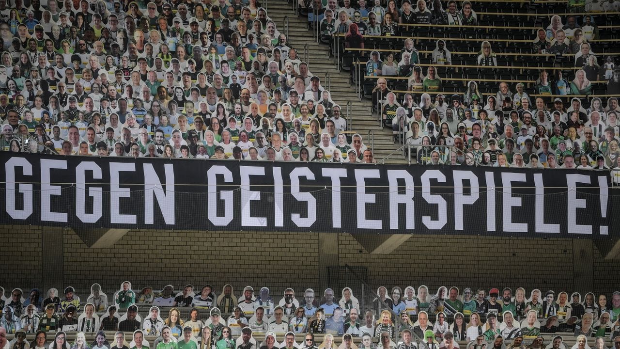 Fußball ohne Publikum im Stadion? Dann helfen eben Pappfiguren mit Fotos der Fans aus. Fußball ohne Publikum im Stadion? Dann helfen eben Pappfiguren mit Fotos der Fans aus.